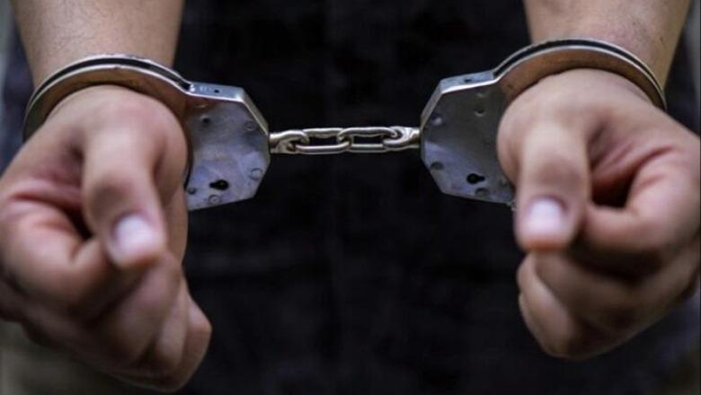 I mori me dhunë portofolin dhe celularin një personi, arrestohet 28-vjeçari në Durrës