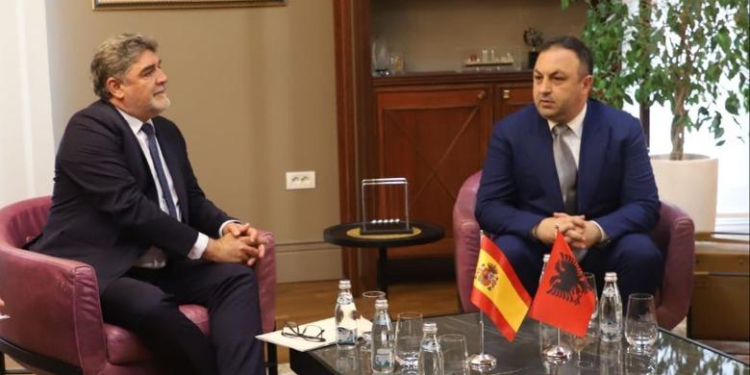 Ministri Hoxha pret ambasadorin e Spanjës: Forcojmë bashkëpunimin në luftën kundër krimit dhe pastrimit të parave