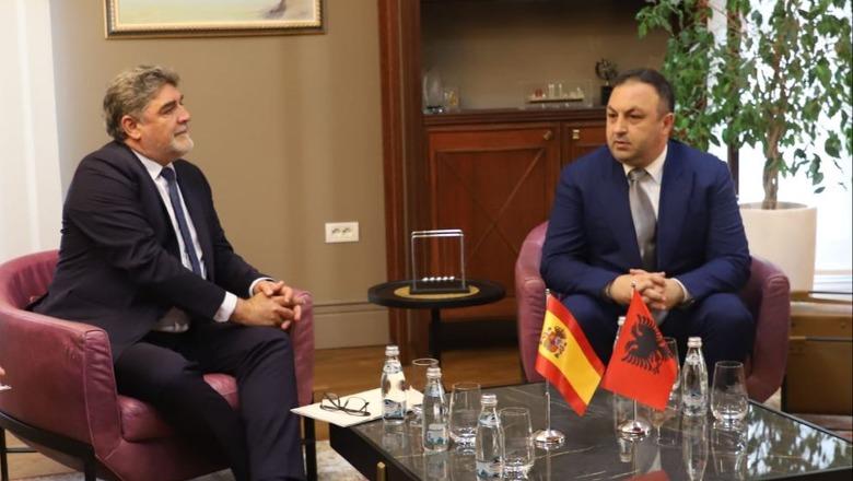 Ministri Hoxha pret ambasadorin e Spanjës: Forcojmë bashkëpunimin në luftën kundër krimit dhe pastrimit të parave