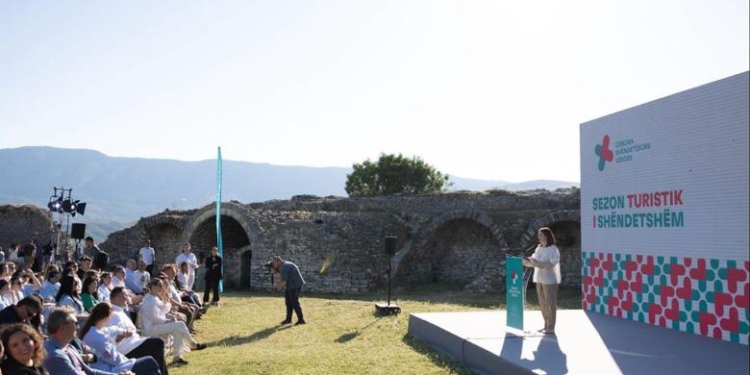 Koçiu e Kumbaro në Berat: Shërbim shëndetësor sa më pranë pushuesve, 36 qendra të hapura deri më 30 shtator