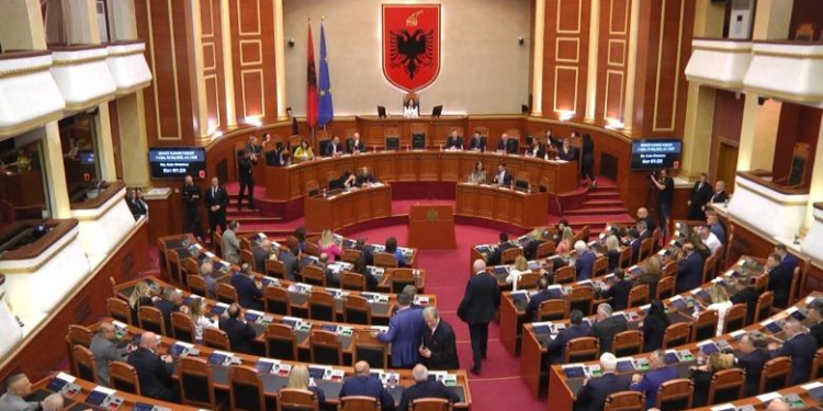 61 projektligjet e deputetëve mbetën në sirtarë! PS nuk hodhi në votim 38 nisma të PD, në mes ‘beteja’ për ‘ish sigurimsat’ në politikë