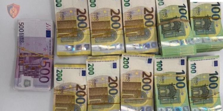 Tentoi të dalë nga Shqipëria me 194 mijë euro të padeklaruara, procedohet 45-vjeçari izraelit