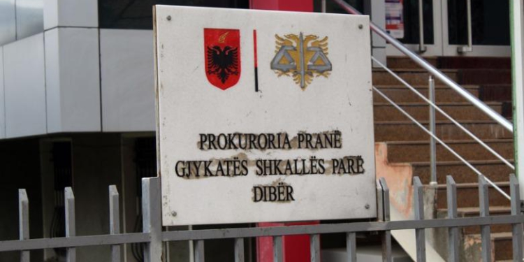 Sherr për një karrige të dëmtuar në Bulqizë, zyrtari godet me shuplakë shefen e Task Forcës së Ujësjellës-Kanalizimeve