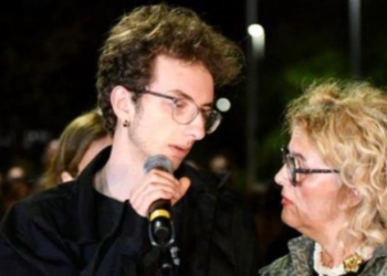 Marshimi për shqiptaren e vrarë nga ish-bashkëshorti në Itali, këshilltarja rajonale me të birin e viktimës: Pikëllim humbja e nënës nga duart e babait tënd