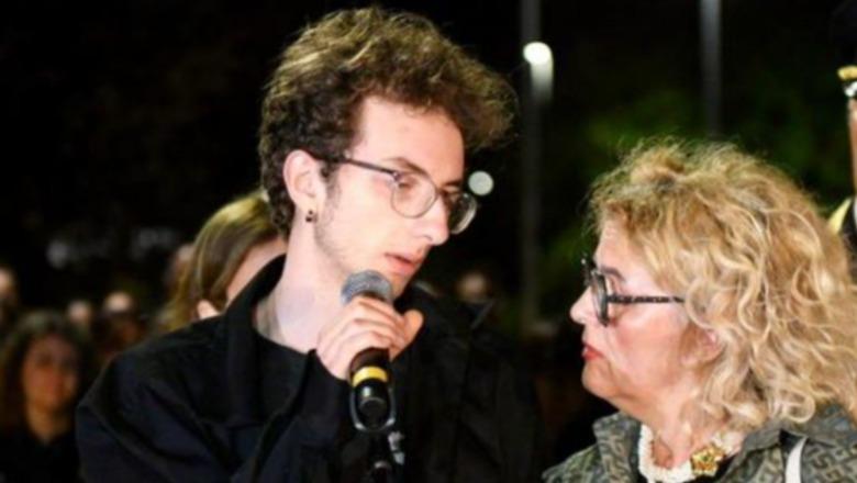 Marshimi për shqiptaren e vrarë nga ish-bashkëshorti në Itali, këshilltarja rajonale me të birin e viktimës: Pikëllim humbja e nënës nga duart e babait tënd