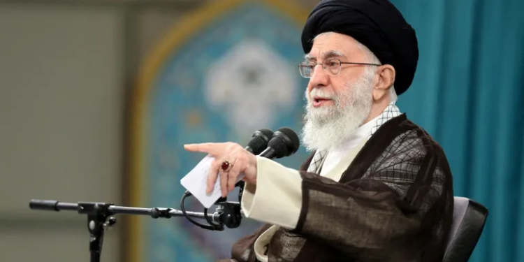 Meme, teori konspiracioni dhe kritika / Fjalimi i Khameneit shuan spekulimet për mungesën në publik