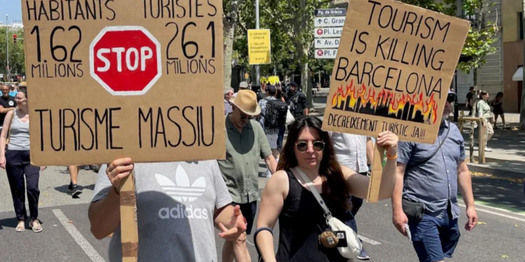 “Shporruni në shtëpitë tuaja!” Banorët e Barcelonës në protestë kundër turizmit të tepruar