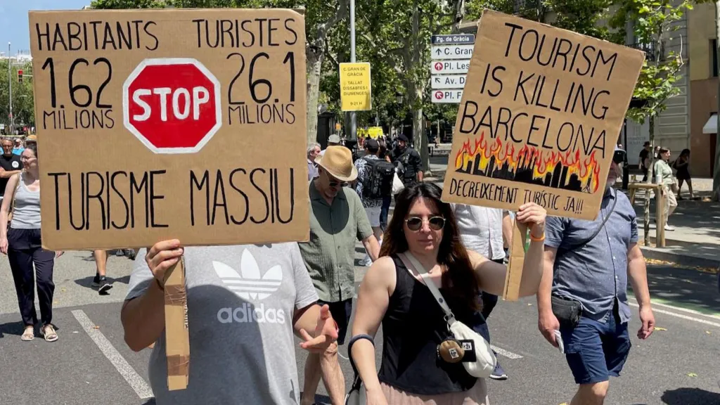 “Shporruni në shtëpitë tuaja!” Banorët e Barcelonës në protestë kundër turizmit të tepruar