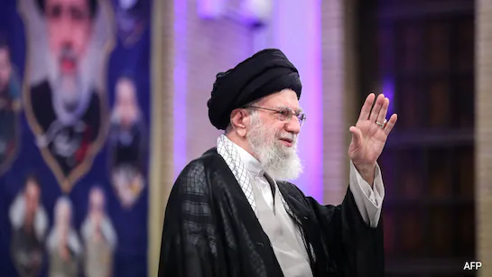 Khamenei, sekrete dhe një grusht i hekurt: Ja si e ka mbajtur pushtetin trashëgimtari i Khomeinit për 30 vjet në Iran