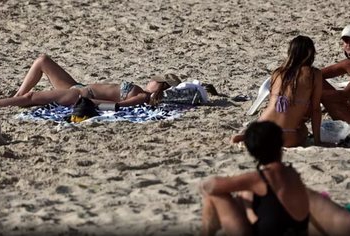 Gjatë natës shkëmbime raketash, ditën në plazh, jeta normale vijon në Tel Aviv
