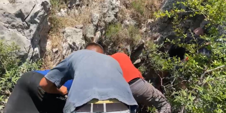 E rëndë në Lezhë, i moshuari bie në një shpellë 20 metra të thellë! Forcat zjarrfikëse nxjerrin trupin