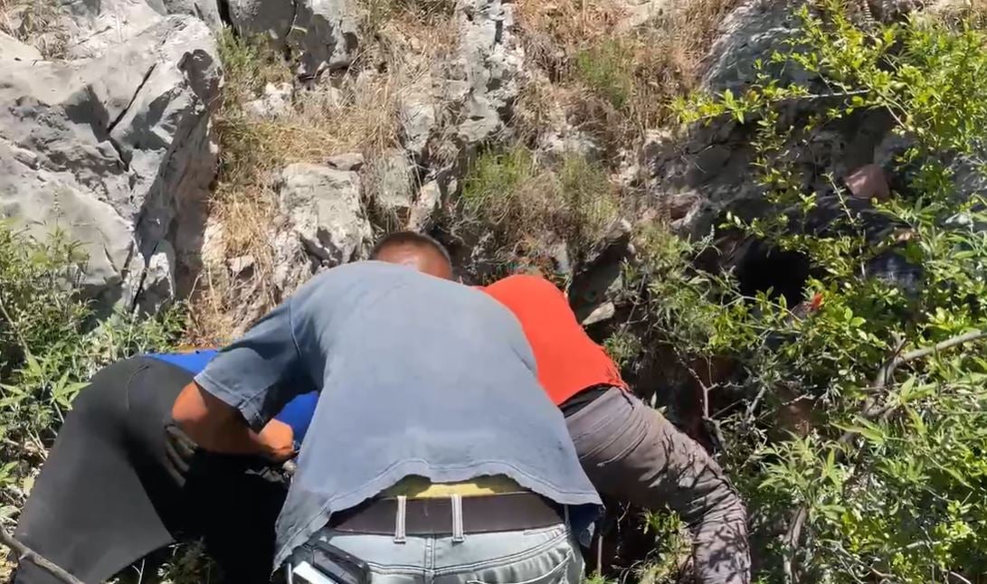 E rëndë në Lezhë, i moshuari bie në një shpellë 20 metra të thellë! Forcat zjarrfikëse nxjerrin trupin