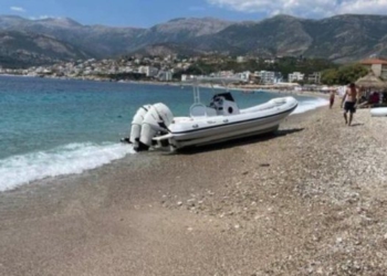 Plagosi turistin gjerman me helikë, pranga drejtuesit të skafit në Gjipe