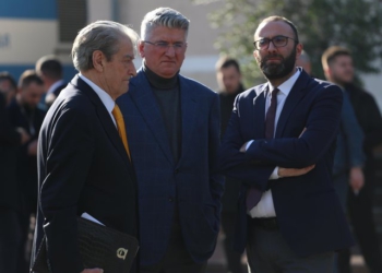 “Berisha është i domosdoshëm, nuk duhet të largohet”, Gjekmarkaj: Projekti për Shqipërinë Madhështore vetëm sa u shty
