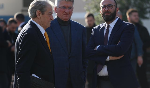 “Berisha është i domosdoshëm, nuk duhet të largohet”, Gjekmarkaj: Projekti për Shqipërinë Madhështore vetëm sa u shty