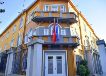 Publikimi i tezës së Anglishtes, reagon Ministria e Arsimit: Akt i shëmtuar fotografimi, por nuk cenon provimin