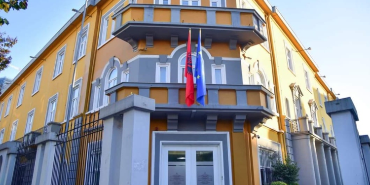 Publikimi i tezës së Anglishtes, reagon Ministria e Arsimit: Akt i shëmtuar fotografimi, por nuk cenon provimin