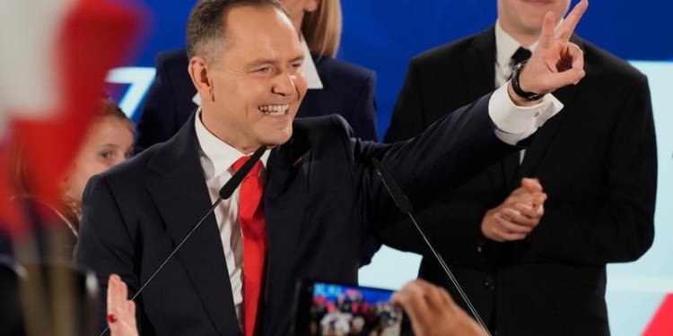 Fans i Trumpit, ish-huligan dhe historian/ Kush është euroskeptiku Karol Nawrocki që do drejtojë Poloninë