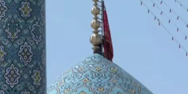 Irani jep sinjal për hakmarrje ndaj Izraelit, ngre flamurin e kuq në xhaminë kryesore