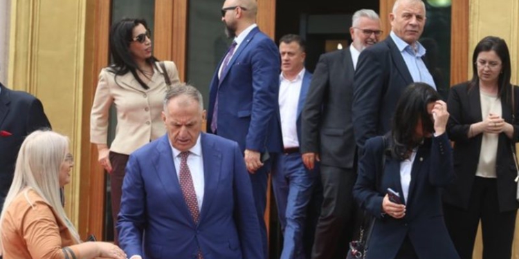 Largohen nga parlamenti në shtator, 82 deputetë do marrin gjysmën e pagës për 3 vite
