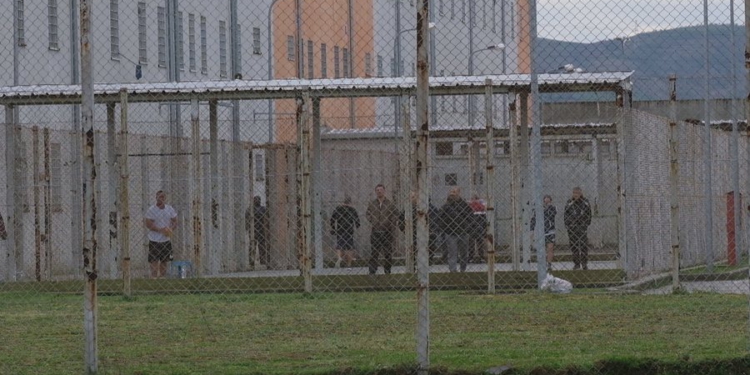 Revolta në burgun italian, 200 të dënuar përfshihen në trazira, plagosen 4 policë
