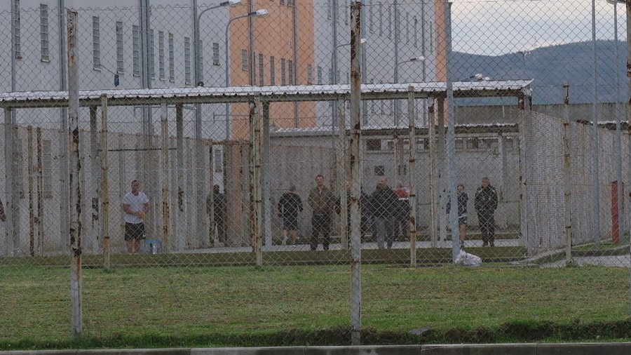Revolta në burgun italian, 200 të dënuar përfshihen në trazira, plagosen 4 policë
