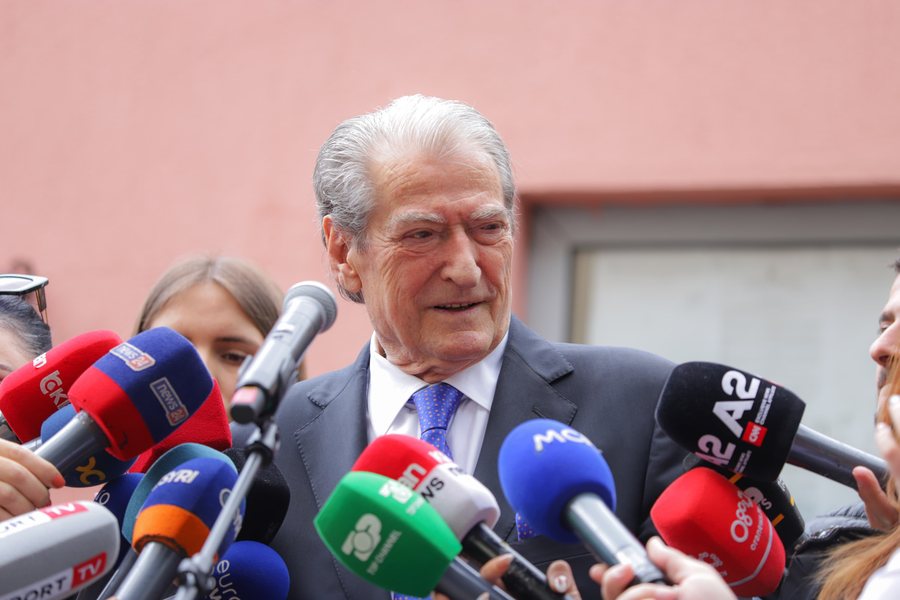 Berisha vijon akuzat: “Vetorët” e Ramës pranuan një dokument fals të Irenës me 5 mbiemra