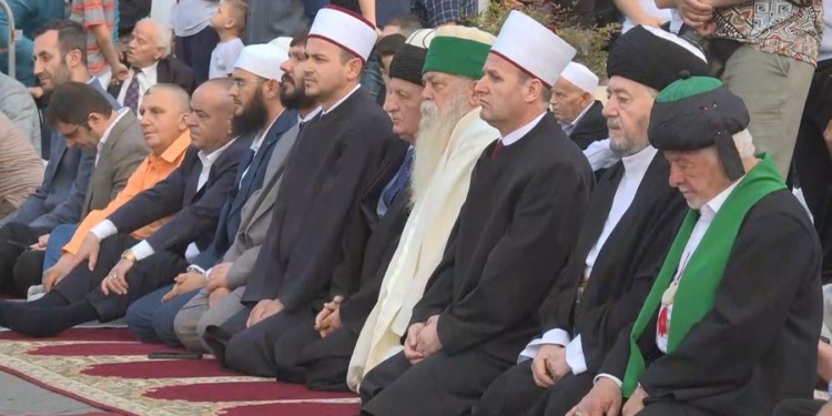 Myslimanët shqiptarë falin Kurban Bajramin te ‘Dëshmorët e Kombit’, luten për Gazën