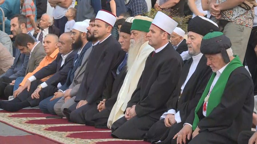 Myslimanët shqiptarë falin Kurban Bajramin te ‘Dëshmorët e Kombit’, luten për Gazën