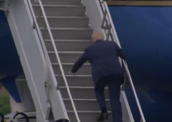 VIDEO / Dikur tallte Joe Biden, shkallët e avionit rrëzojnë dhe Trumpin