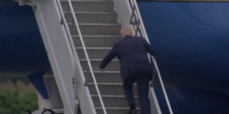 VIDEO / Dikur tallte Joe Biden, shkallët e avionit rrëzojnë dhe Trumpin