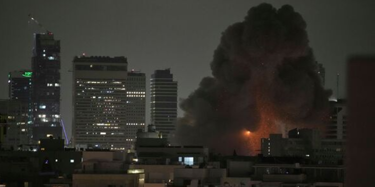 Teherani injoron thirrjen e Trump, raketat godasin ambasadën e SHBA në Izrael