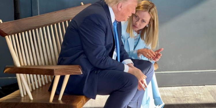 Duke vendosur “fatet e botës” në një stol druri, takimi i veçantë Meloni-Trump