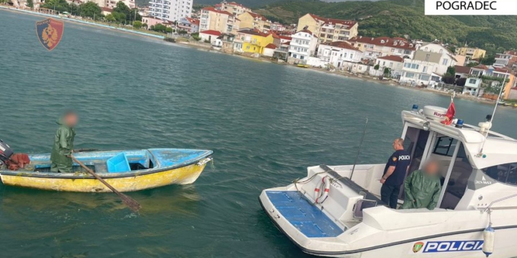 FOTO / Rrezikonin të mbyteshin në liqen, shpëtohen babë e bir në Pogradec