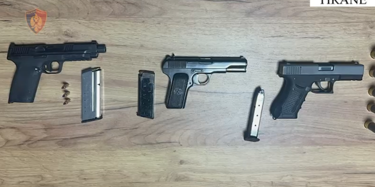 Kanosën me armë një person, pranga 2 vëllezërve në Tiranë, në kërkim i treti