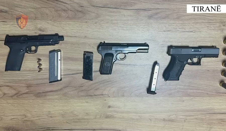 Kanosën me armë një person, pranga 2 vëllezërve në Tiranë, në kërkim i treti