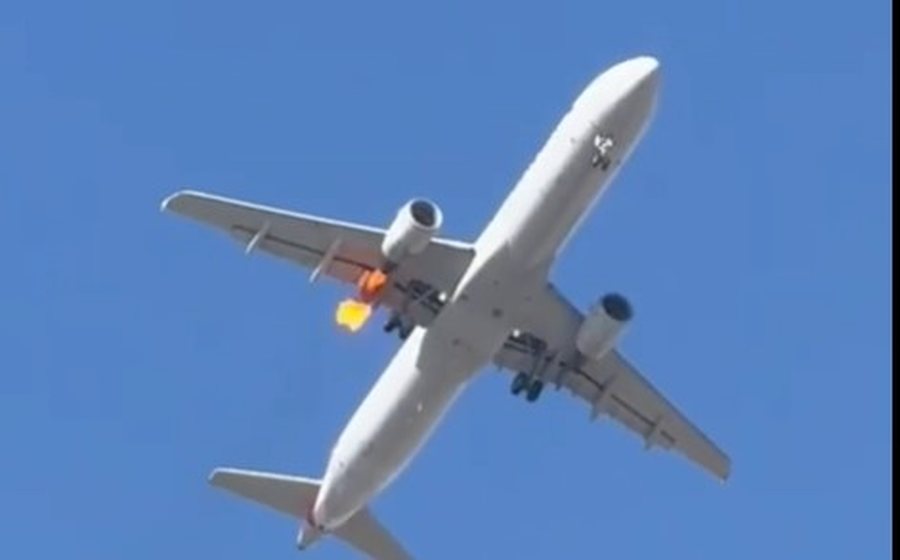 Panik në ajër, avionit i merr flakë njëri prej motorëve