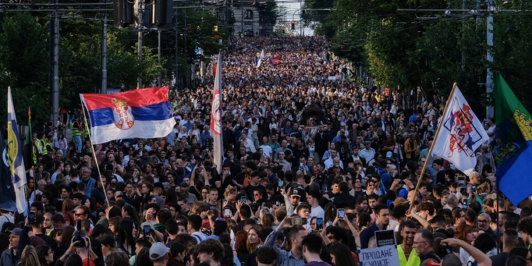 Studentët në Serbi paralajmërojnë mosbindje civile nëse nuk shpallen zgjedhjet e parakohshme