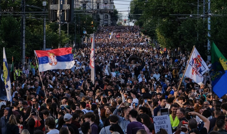 Studentët në Serbi paralajmërojnë mosbindje civile nëse nuk shpallen zgjedhjet e parakohshme