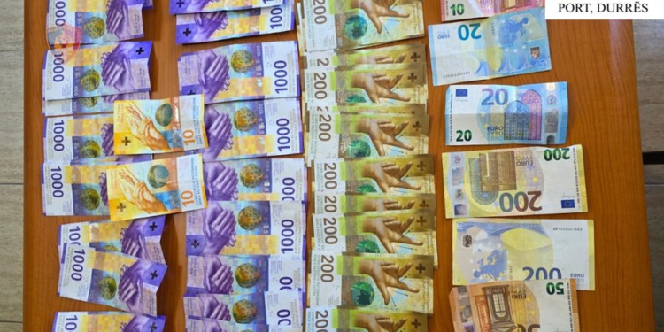 Fshehën në trup gati 23 mijë franga zvicerane dhe qindra euro, iu sekuestrohen në Durrës