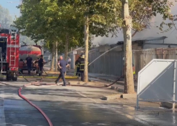 Zjarri në tregun e Durrësit dyshohet se u shkaktua nga një shkëndijë elektrike