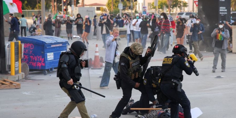 Plumba gome dhe gaz lotsjellës, Los Angeles akuzon Trump për protestat e dhunshme