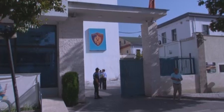 Vodhi çantat e punonjëseve të spitalit, kapet 40-vjeçari