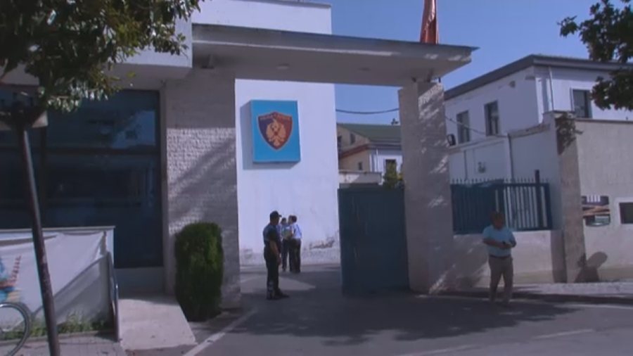 Vodhi çantat e punonjëseve të spitalit, kapet 40-vjeçari