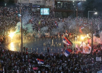 “Nuk ka dorëzim”! Vijojnë protestat në Serbi, flamur me hartën e Kosovës, hiqen barrikadat