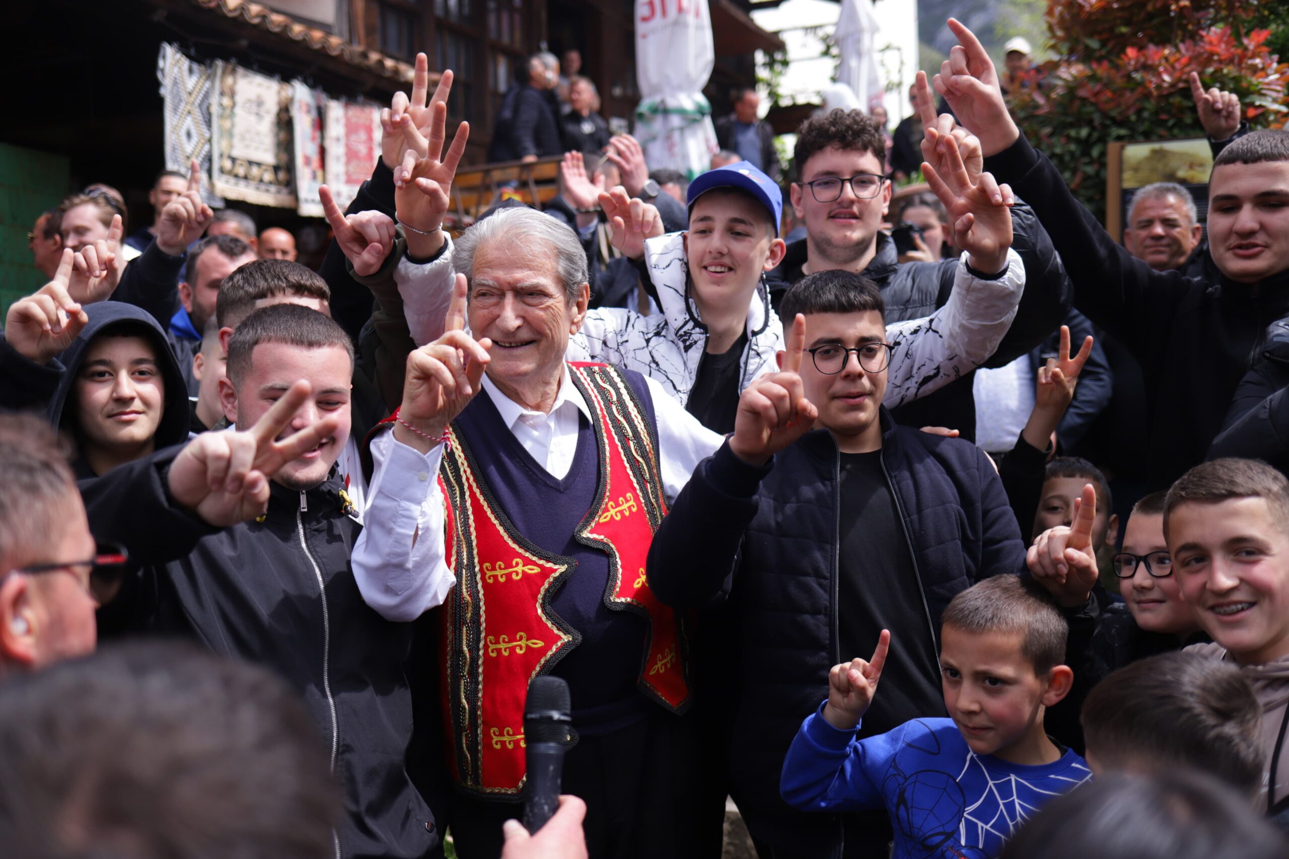 Berisha premtoi se do rrëzonte Ramën, por po ‘rrëzon’ komisionerët e PD-së