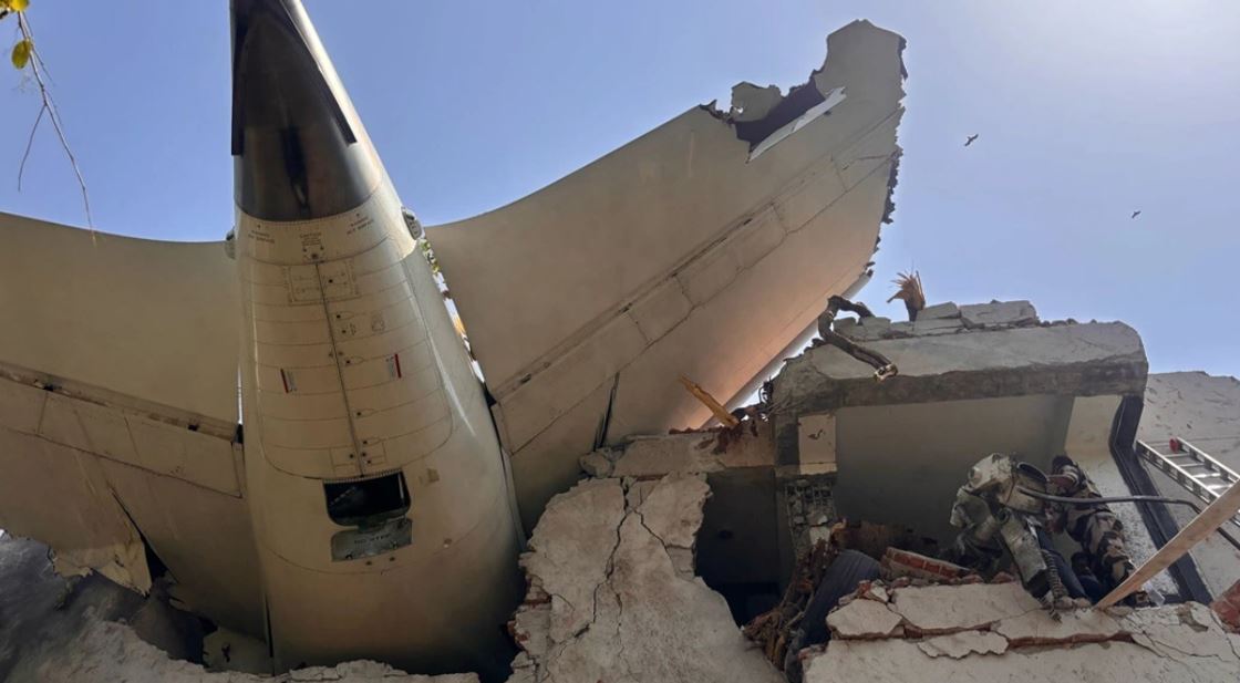 Rrëzimi i avionit drejt Londrës, asnjë i mbijetuar mes 242 pasagjerëve! Begaj: Shqipëria, solidaritet me të prekurit