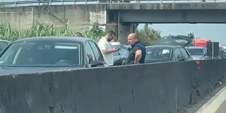 VIDEO / Dy aksidente shkaktojnë kaos në Tiranë-Durrës, 8 automjete të përfshira