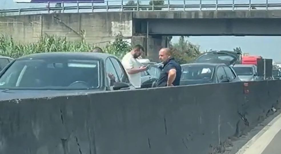 VIDEO / Dy aksidente shkaktojnë kaos në Tiranë-Durrës, 8 automjete të përfshira