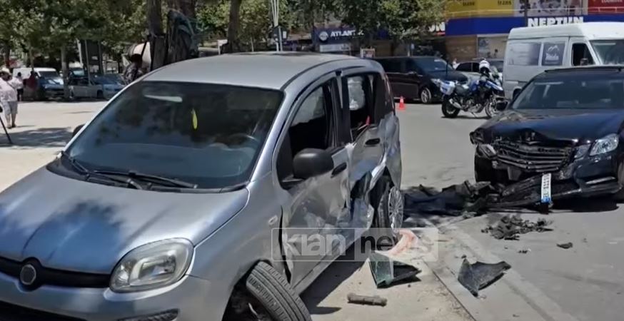 VIDEO / E rëndë në Vlorë! Makina tip Benz godet qëllimisht të riun, ndërhyn polici i rastit